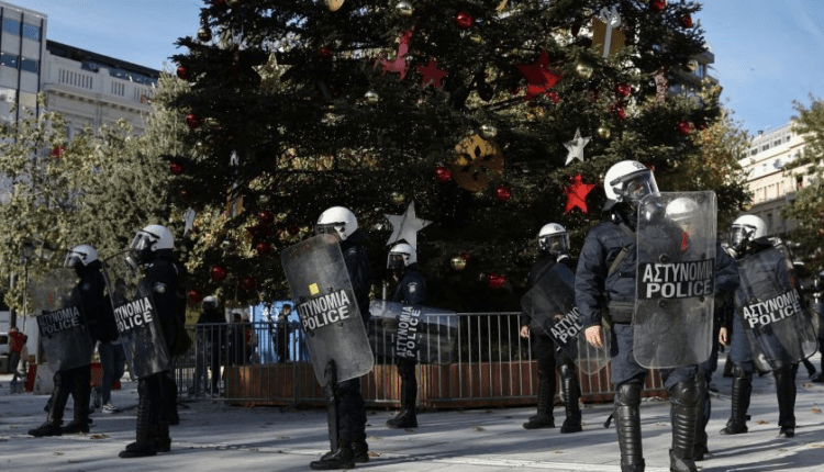 Επέτειος δολοφονίας Γρηγορόπουλου: Τα ΜΑΤ περιφρουρούν το έλατο στο Σύνταγμα (VIDEO)