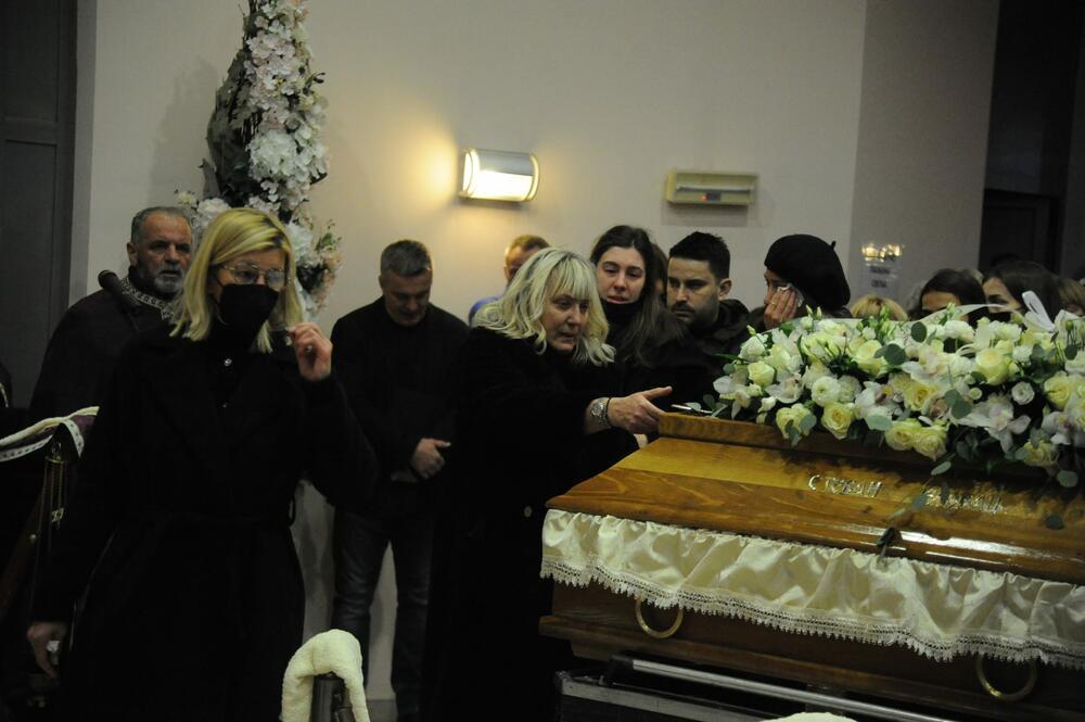 Συγκλονιστικές στιγμές στην κηδεία του Γέλοβατς στην Σερβία (ΦΩΤΟ)