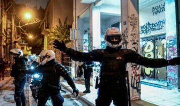 Εξάρχεια: VIDEO με αστυνομικούς να σπάνε τζαμαρία για να συλλάβουν διαδηλωτές