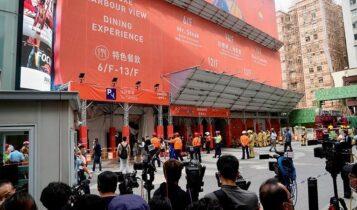 Χονγκ Κονγκ: Πυρκαγιά στο Κέντρο Παγκόσμιου Εμπορίου παγίδευσε 150 ανθρώπους στη στέγη του (VIDEO)