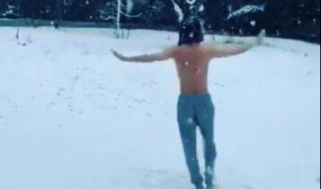 Ο Θανάσης Ευθυμιάδης χορεύει ημίγυμνος  στο χιόνι (VIDEO)