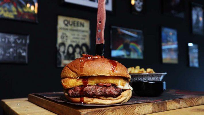 Το burger με το homemade μπιφτέκι που έγινε το πιο περιζήτητο πιάτο της πόλης (ΦΩΤΟ)
