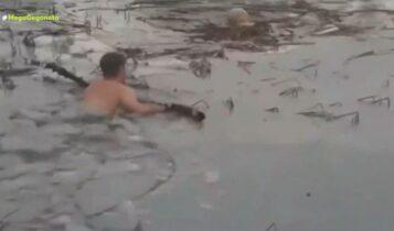 Συγκινητική διάσωση σκύλου που έπεσε σε παγωμένο ποτάμι (VIDEO)