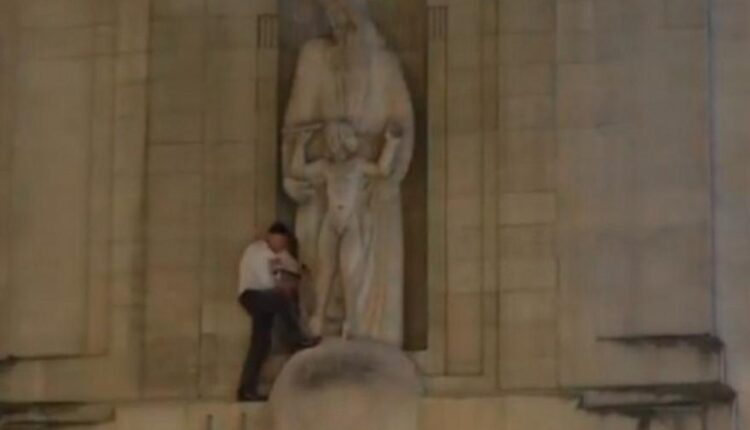 Σκαρφάλωσε στο κτίριο του BBC και βανδάλιζε επί ώρες άγαλμα παιδόφιλου γλύπτη (VIDEO)