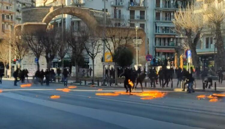 Διαδηλωτής πήρε φωτιά στα επεισόδια στη Θεσσαλονίκη (VIDEO)