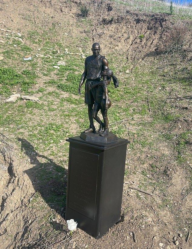 Άγαλμα του Κόμπι Μπράιαντ με την Τζιάνα στο σημείο πτώσης του ελικοπτέρου (ΦΩΤΟ)