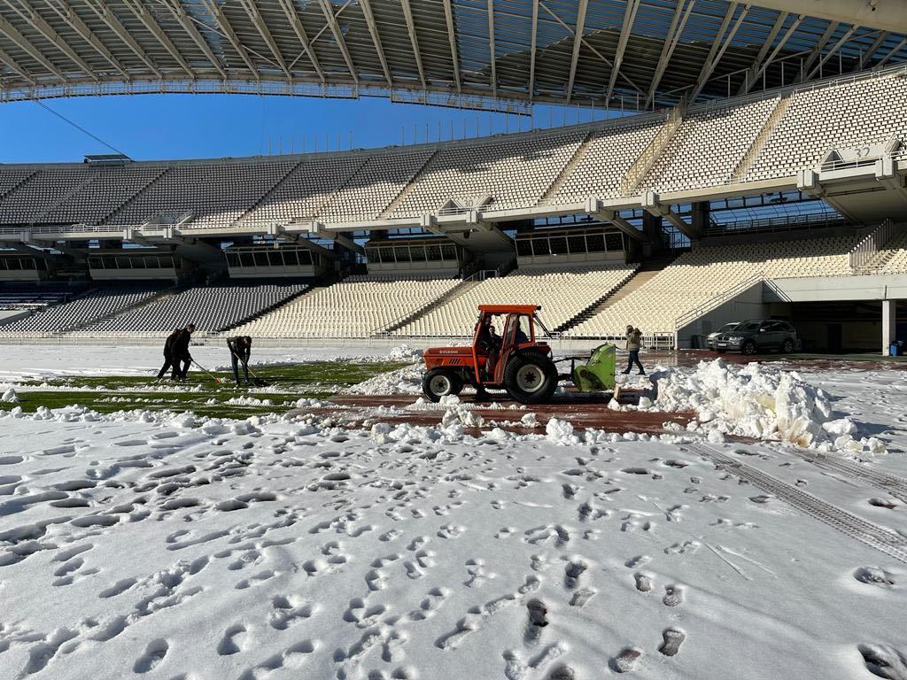 ΟΑΚΑ: Καθαρίζεται το γήπεδο, φάνηκε πρώτη φορά χορτάρι μετά από μέρες (ΦΩΤΟ)