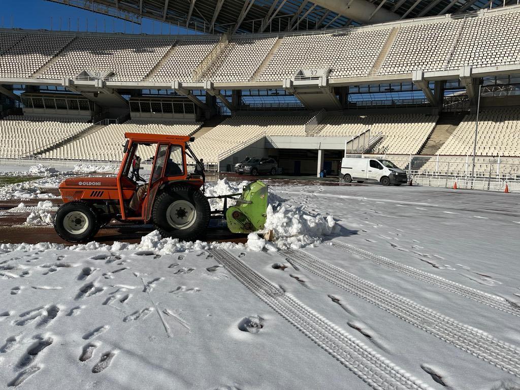 ΟΑΚΑ: Καθαρίζεται το γήπεδο, φάνηκε πρώτη φορά χορτάρι μετά από μέρες (ΦΩΤΟ)