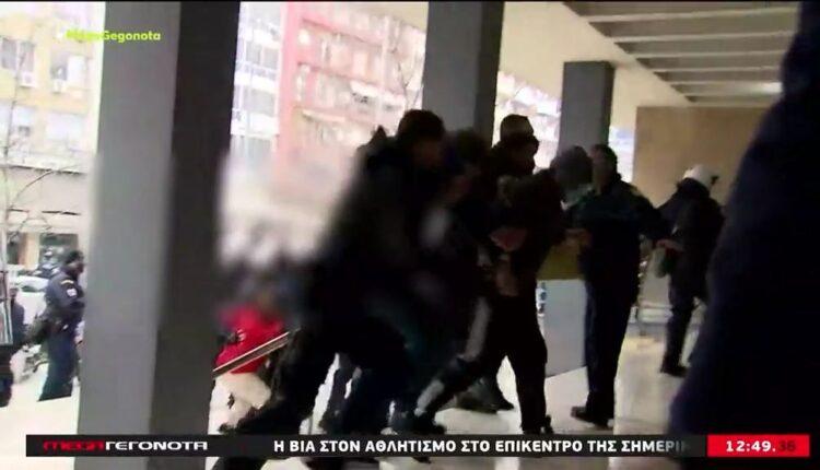 Δολοφονία Άλκη: Οργανωμένοι οπαδοί του ΠΑΟΚ οι συλληφθέντες - Ενταση στα δικαστήρια (VIDEO)