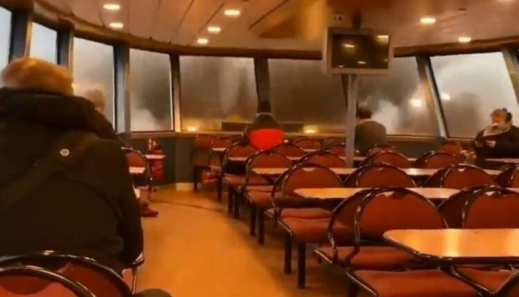 Σοκαριστικές στιγμές σε πλοίο στη Γερμανία: Κύμα σπάει τα τζάμια του σαλονιού – Έντρομοι οι επιβάτες (VIDEO)