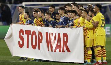 Η UEFA έκρυψε το πανό που σήκωσαν Νάπολι και Μπαρτσελόνα κατά του πολέμου