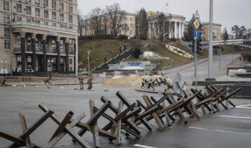 Εισβολή στην Ουκρανία: Στήνουν οδοφράγματα στο Κίεβο - Ο στρατός του Πούτιν σφυροκοπά Μαριούπολη, Χερσώνα (VIDEO)