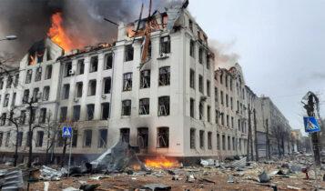 Πόλεμος στην Ουκρανία: Οι Ρώσοι σφυροκοπούν Κίεβο, Μαριούπολη και Χάρκοβο (VIDEO)