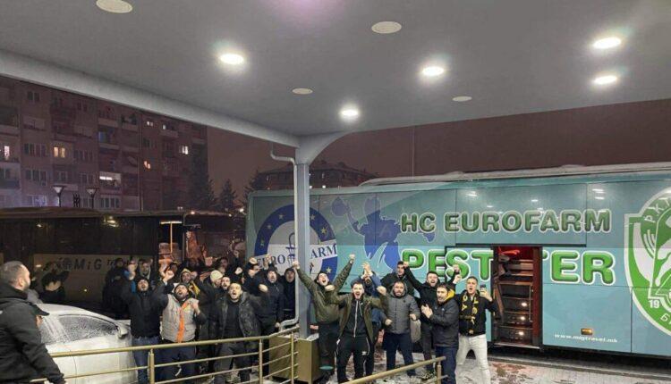 ΑΕΚ: Αποθέωση της ομάδας από τον κόσμο έξω από το γήπεδο (ΦΩΤΟ)