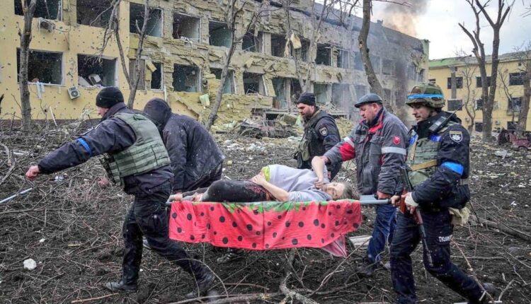 Εικόνες-σοκ στο μαιευτήριο της Μαριούπολης -17 τραυματίες, γυναίκες και παιδιά - «Fake news ο βομβαρδισμός» σύμφωνα με τη Μόσχα