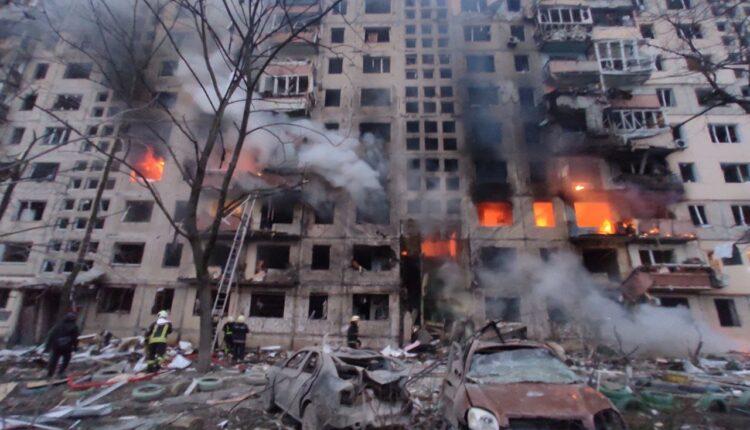 Ουκρανία: Πολυκατοικία βομβαρδίστηκε στο Κίεβο – Δύο νεκροί και τραυματίες (ΦΩΤΟ - VIDEO)