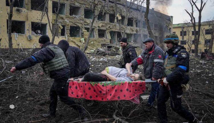 Θλίψη: Η έγκυος και το μωρό της πέθαναν μετά τον βομβαρδισμό του μαιευτηρίου στην Ουκρανία
