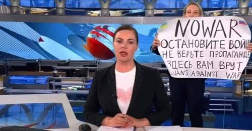 Viral γυναίκα από τη Ρωσία που βγήκε με πανό κατά του πολέμου σε ρωσικό τηλεοπτικό σταθμό – Συνελήφθη από την αστυνομία (VIDEO)