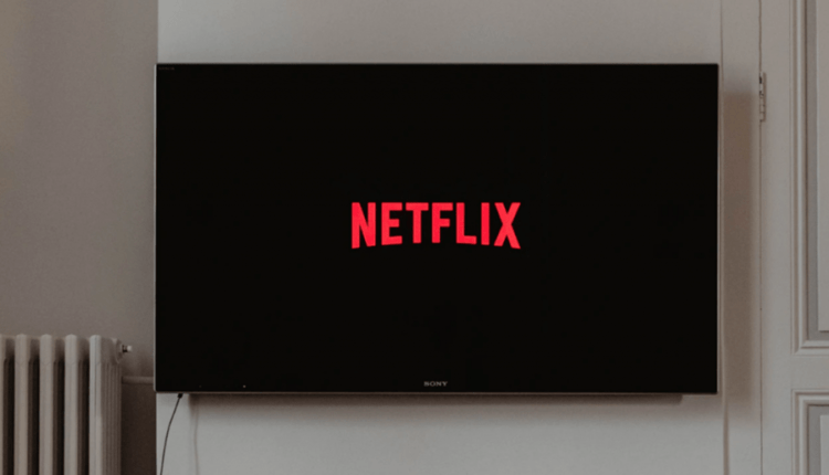 Netflix: Δοκιμάζει έξτρα χρέωση για όσους μοιράζονται κωδικούς