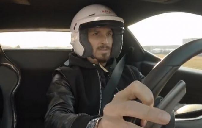 Στο Μαρανέλο ο Ιμπραΐμοβιτς: Oδήγησε τη Ferrari 296 GTB και έκανε πάσες με τον Σάινθ (VIDEO)