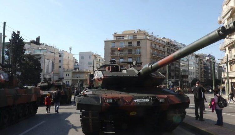 25η Μαρτίου: Τα άρματα σε παράταξη για την μεγάλη παρέλαση στην Αθήνα (VIDEO)