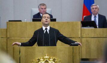 «Πολεμικές» δηλώσεις Μεντβέντεφ: «Η Ρωσία έχει το δικαίωμα να χτυπήσει με πυρηνικά όπλα»