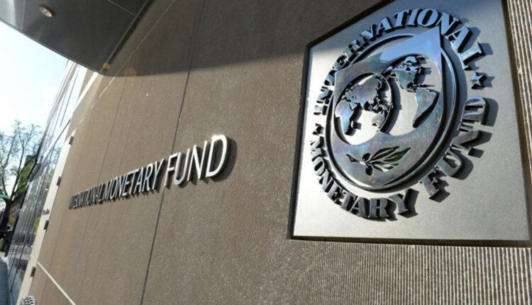 «Συνταγή λιτότητας» ζήτησε το ΔΝΤ: «Πάγωμα» μισθών-συντάξεων και ανακεφαλαιοποίηση τραπεζών (VIDEO)