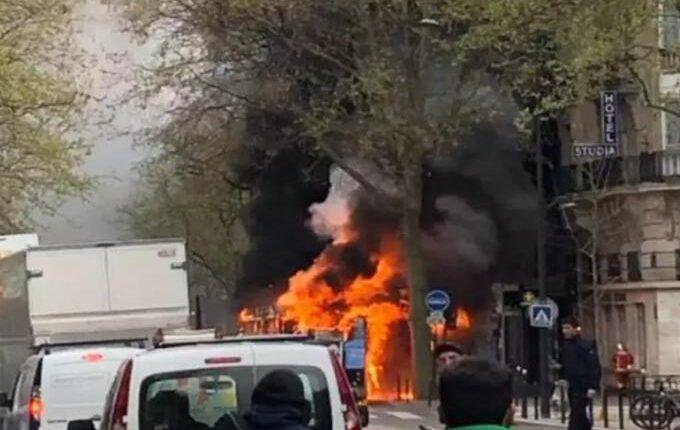 Παρίσι: Μεγάλη φωτιά κοντά στην Παναγία των Παρισίων (ΦΩΤΟ)