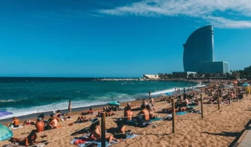 Η Βαρκελώνη απαγορεύει το κάπνισμα στις παραλίες της