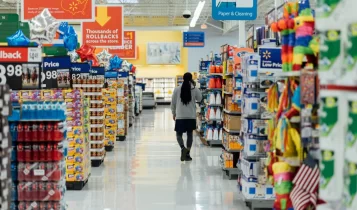 Εργαζόμενη σε σούπερ μάρκετ εκλιπαρεί τους πελάτες να σταματήσουν την αηδιαστική συνήθεια