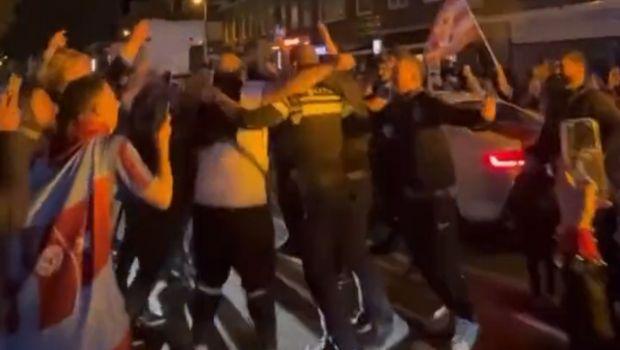 Επικό σκηνικό στην Ολλανδία: Η αστυνομία πήγε για παρατήρηση και τελικά... πανηγύριζε μαζί με τους οπαδούς της Τράμπζονσπορ (VIDEO)