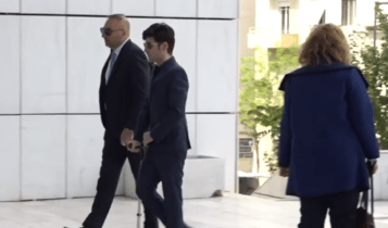 Ο Μένιος Φουρθιώτης πήγε στα δικαστήρια για την υπόθεση με την Τζούλια Αλεξανδράτου (VIDEO)