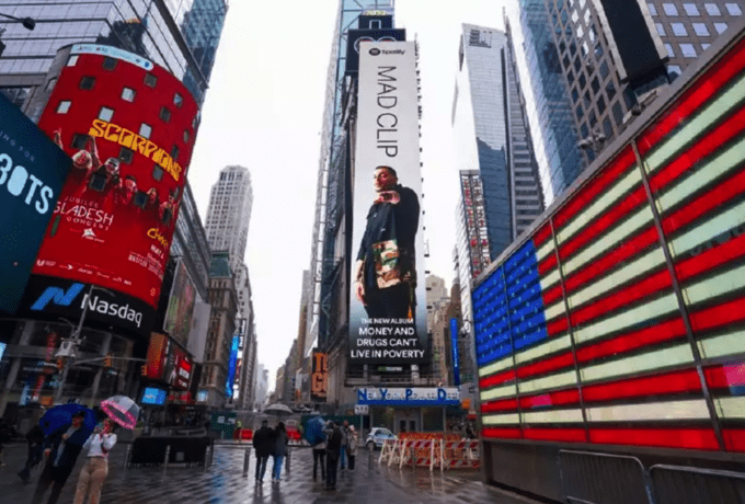 Mad Clip: Η μορφή του δεσπόζει σε billboard της Νέας Υόρκης