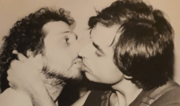 Ο Σπύρος Μπιμπίλας έδωσε ένα από τα πρώτα γκέι φιλιά στο ελληνικό θέατρο το 1981 (ΦΩΤΟ)