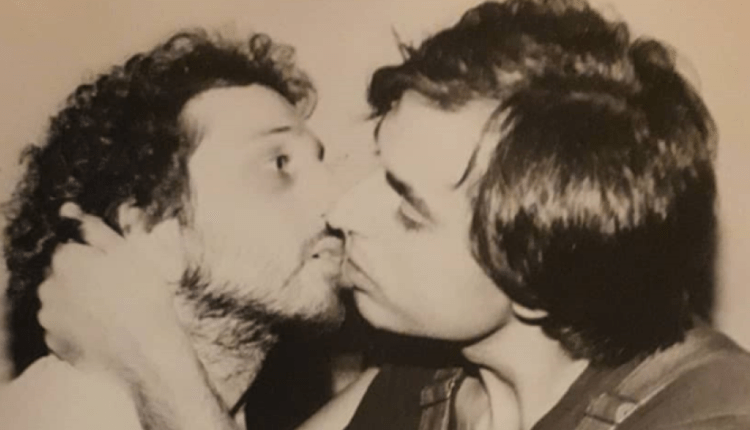 Ο Σπύρος Μπιμπίλας έδωσε ένα από τα πρώτα γκέι φιλιά στο ελληνικό θέατρο το 1981 (ΦΩΤΟ)