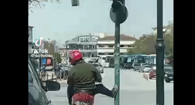 Τρομερός ντελιβεράς στη Λάρισα που ξεκουράζει το πόδι του στο φανάρι (VIDEO)