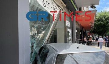 Τροχαίο στη Θεσσαλονίκη: Αυτοκίνητο «καρφώθηκε» σε βιτρίνα καταστήματος (VIDEO)