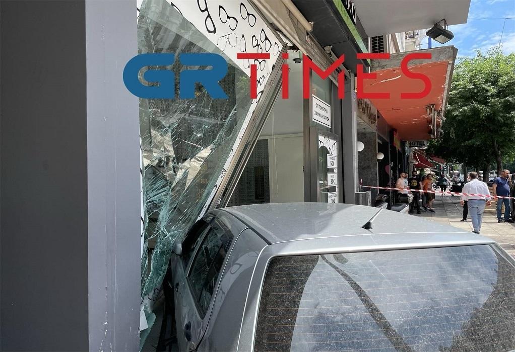 Τροχαίο στη Θεσσαλονίκη: Αυτοκίνητο «καρφώθηκε» σε βιτρίνα καταστήματος (VIDEO)