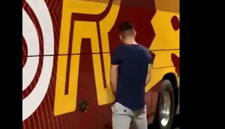 Απίστευτο: Οπαδοί κατούρησαν το λεωφορείο της Ρόμα στα Τίρανα λίγο πριν τον τελικό του Conference League (VIDEO)