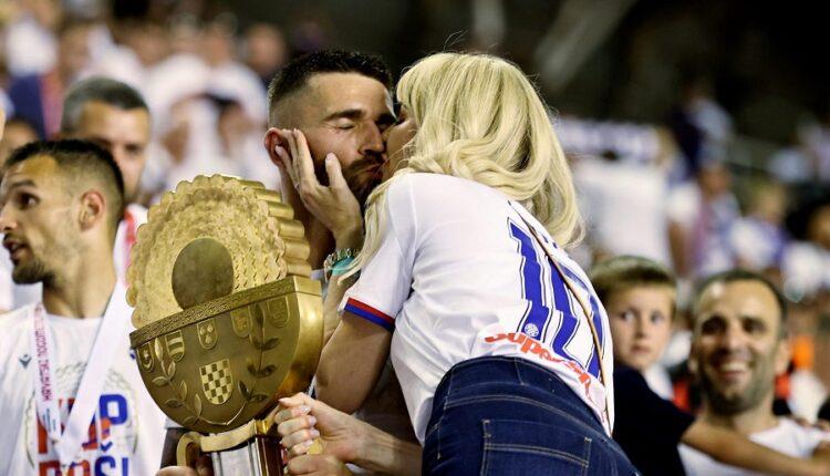Το «καυτό» φιλί της Ίρις στον Λιβάγια μετά την κατάκτηση του Κυπέλλου (εικόνες)