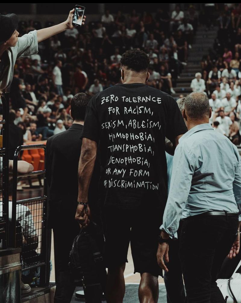 Γιάννης Αντετοκούνμπο: Το ισχυρό αντιρατσιστικό μήνυμα στην μπλούζα του