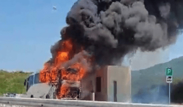 Αμφιλοχία: Ξέσπασε φωτιά σε λεωφορείο στον κόμβο Μενιδίου της Ιόνιας Οδού