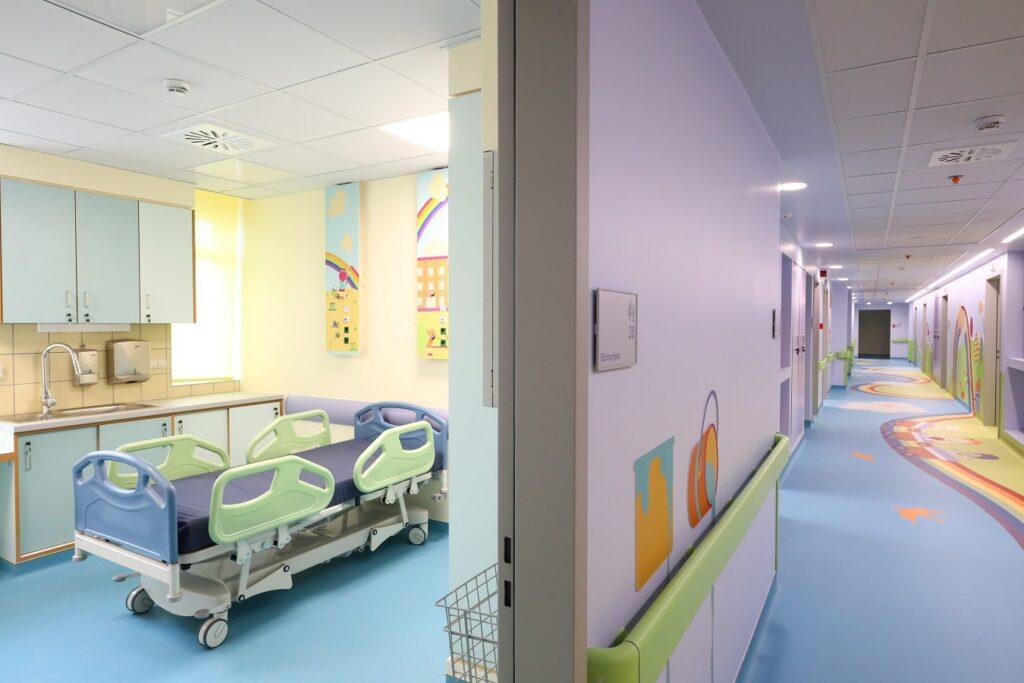 Τα παιδιατρικά νοσοκομεία πριν και μετά την ανακαίνιση του ΟΠΑΠ – Ο φακός αποκαλύπτει την εντυπωσιακή αλλαγή στις νοσηλευτικές μονάδες