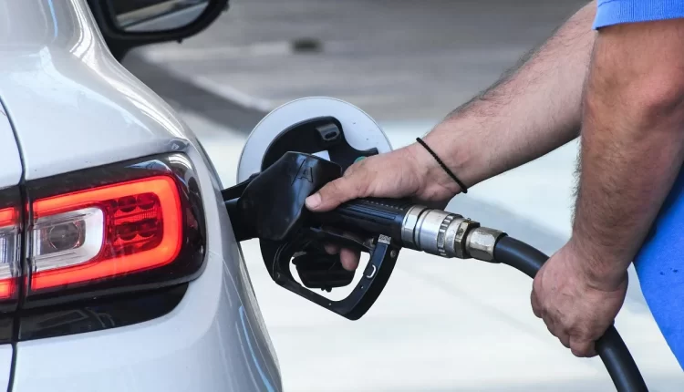«Κλείδωσε» το νέο fuel pass: Αναλυτικά τα ποσά για αυτοκίνητα και μηχανές (VIDEO)