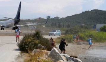 Τουρμπίνα αεροπλάνου στην Σκιάθο εκσφενδόνισε πεζό στην θάλασσα (VIDEO)