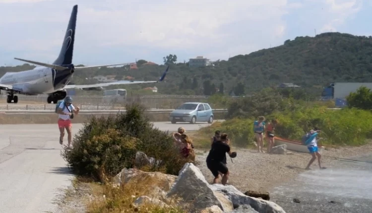 Τουρμπίνα αεροπλάνου στην Σκιάθο εκσφενδόνισε πεζό στην θάλασσα (VIDEO)