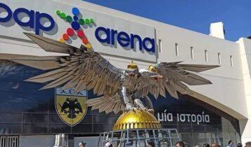 Χαμός για τον ατσάλινο αετό της ΑΕΚ έξω από την «OPAP Arena»