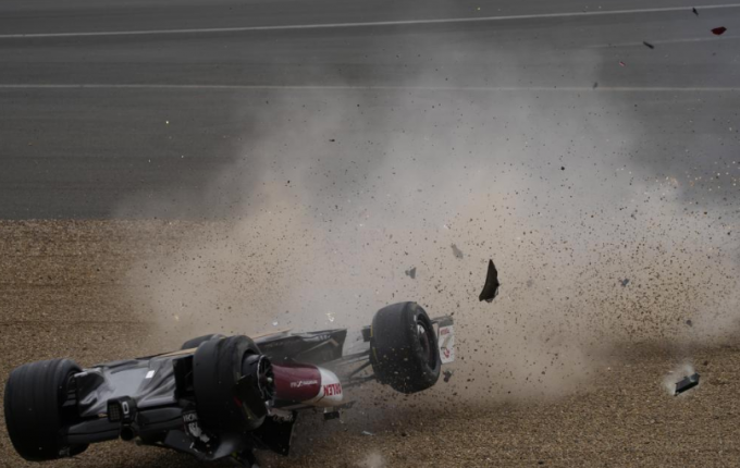 Formula 1: Σοκαριστικό ατύχημα του Ζου - Αναποδογύρισε το μονοθέσιό του (VIDEO)