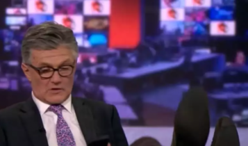 Παρουσιαστής του BBC άραζε με τα πόδια στο γραφείο όσο η κυβέρνηση γκρεμιζόταν (VIDEO)