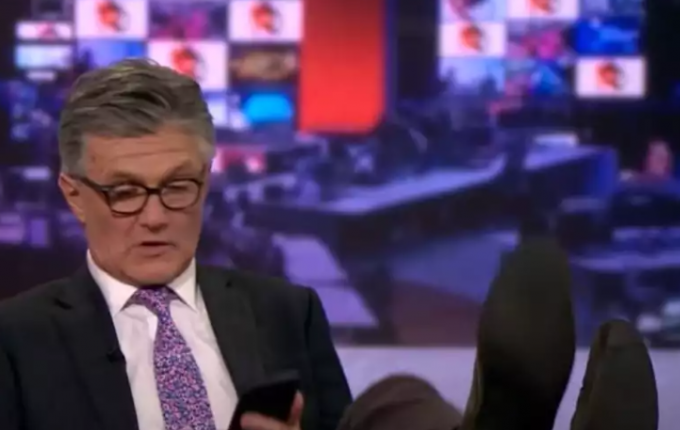 Παρουσιαστής του BBC άραζε με τα πόδια στο γραφείο όσο η κυβέρνηση γκρεμιζόταν (VIDEO)
